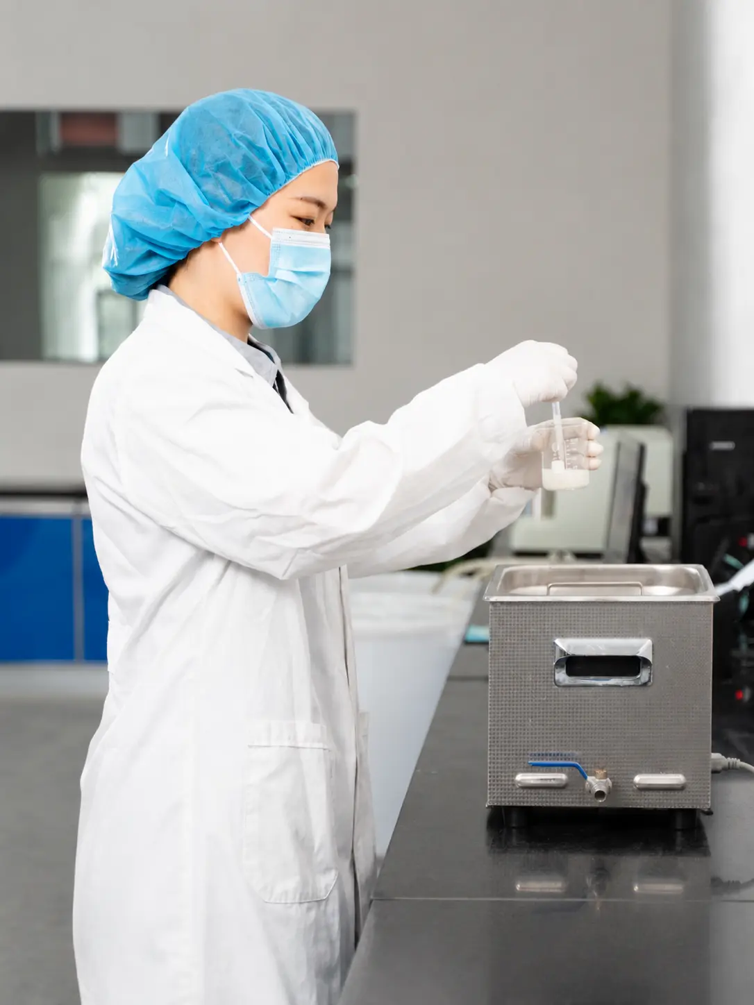 Labortechniker bereitet eine Diamantpulverprobe für die Qualitätskontrolle vor