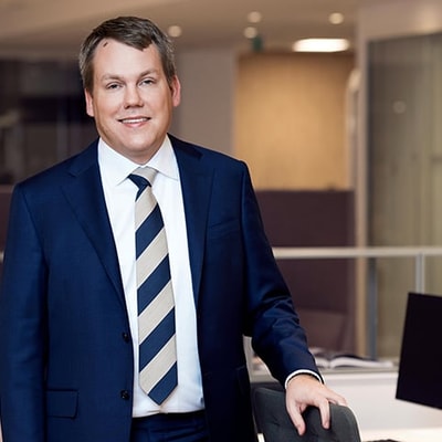 Mitglied des Managementteams von Yorsuma in einer Büroumgebung